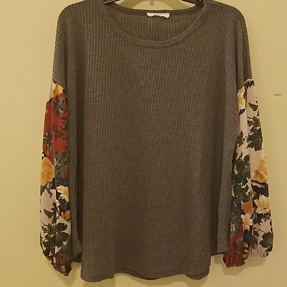 Entro large gray floral poof  3/4 sleeve top